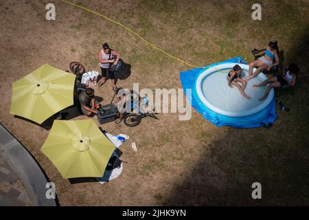 London, UK. 19th July, 2022. UK Weather: City Heatwave. Locals in east London cool off as heatwave temperatures finally exceeded 40C on Tuesday afternoon. Credit: Guy Corbishley/Alamy Live News Stock Photo
