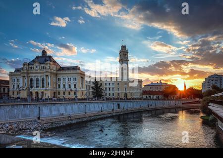 Oradea’s city hall and Crisul Repede river at dusk. Photo taken on 16th July 2022 in Oradea, Bihor County, Romania. Stock Photo