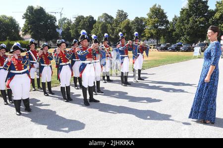 Bavaria, Oberschleißheim: 19 July 2022, Ilse Aigner (CSU), President of the Bavarian State Parliament, is welcomed by the Schleißheim Castle Pipers at the summer reception of the Bavarian State Parliament at Schleißheim Castle. Photo: Felix Hörhager/dpa Stock Photo