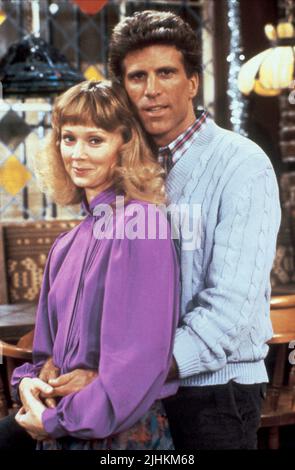 SHELLEY LONG, TED DANSON, CHEERS, 1982 Stock Photo