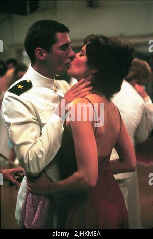 DEBRA WINGER, RICHARD GERE, AN OFFICER AND A GENTLEMAN, 1982 Stock Photo