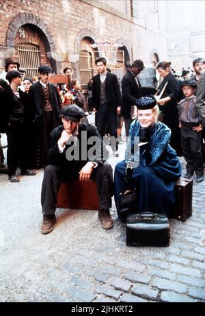 TOM CRUISE, NICOLE KIDMAN, FAR AND AWAY, 1992 Stock Photo