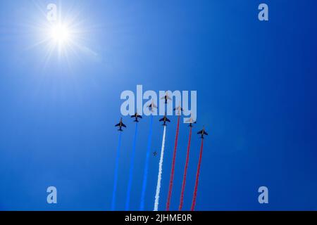 France, Paris, 2022-07-11. Under the sun, the Patrouille de France passes in the sky of Paris, above the Champs Elysees, during the last rehearsal of Stock Photo