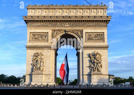 France, Paris, Champs ELysees, 2022-07-14. Early in the morning, the French flag is installed on the Arc de Triomphe for the July 14 parade. Photograp Stock Photo
