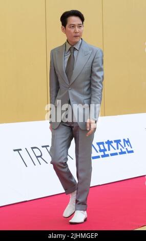 Incheon, South Korea. 19th July, 2022. Actor Lee Jung-jae poses for photos during the 1st Blue Dragon Series Awards at Paradise City Chroma in Incheon, South Korea on July 19, 2022. (Photo by Lee Young-ho/Sipa USA) Credit: Sipa USA/Alamy Live News Stock Photo