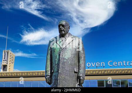 Eindhoven, Netherlands - July 17. 2022: Closeup of Anton Frederik Philips bronze sculpture in front of central (Centraal) railway station Stock Photo