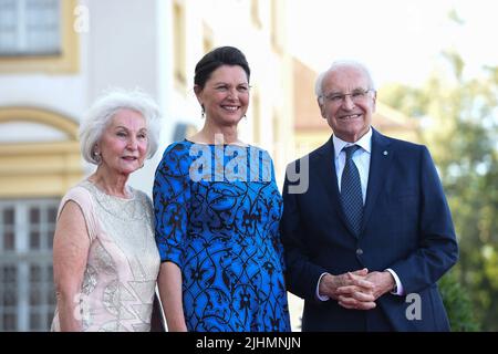 19 July 2022, Bavaria, Oberschleißheim: The President of the Bavarian State Parliament Ilse Aigner (M) stands between former Bavarian Prime Minister Edmund Stoiber and his wife Karin at the defilee for the summer reception of the Bavarian State Parliament at Schleißheim Palace. Photo: Felix Hörhager/dpa Stock Photo