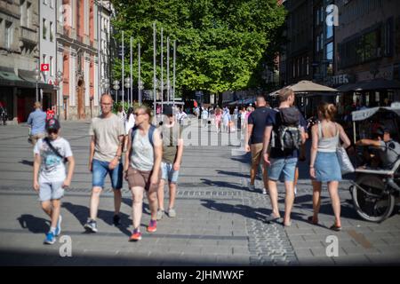 Munich, Germany. 19th July, 2022. While heat records are to be broken all over Europe, there are also over 30 degrees Celsius in Munich, Germany on July 19, 2022 and people enjoy the heat. (Photo by Alexander Pohl/Sipa USA) Credit: Sipa USA/Alamy Live News Stock Photo