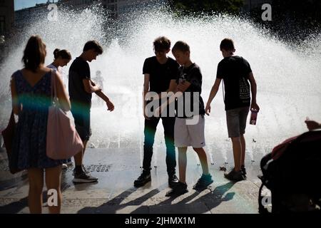 Munich, Germany. 19th July, 2022. While heat records are to be broken all over Europe, there are also over 30 degrees Celsius in Munich, Germany on July 19, 2022 and people enjoy the heat. (Photo by Alexander Pohl/Sipa USA) Credit: Sipa USA/Alamy Live News Stock Photo