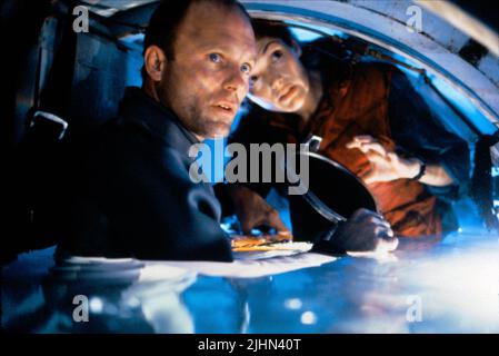 ED HARRIS, MARY ELIZABETH MASTRANTONIO, THE ABYSS, 1989 Stock Photo