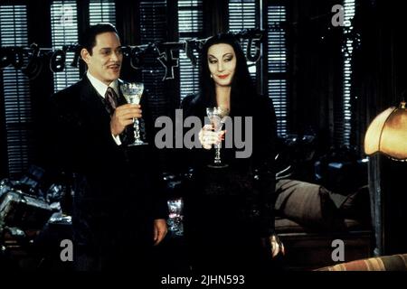 RAUL JULIA, ANJELICA HUSTON, ADDAMS FAMILY VALUES, 1993 Stock Photo