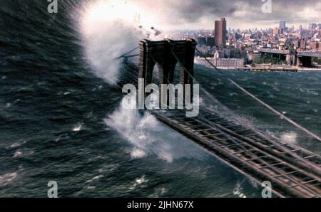 TIDAL WAVE HITS BRIDGE, DEEP IMPACT, 1998 Stock Photo