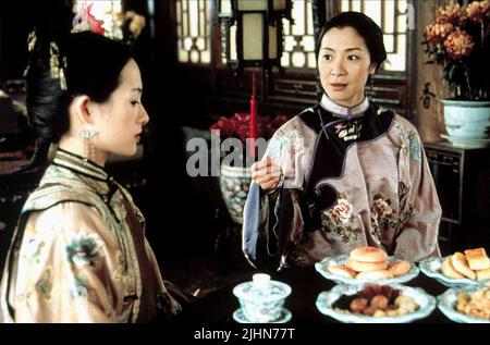 ZHANG ZIYI, MICHELLE YEOH, CROUCHING TIGER  HIDDEN DRAGON, 2000 Stock Photo