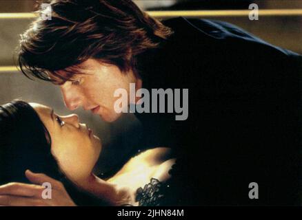 THANDIE NEWTON, TOM CRUISE, MISSION: IMPOSSIBLE II, 2000 Stock Photo