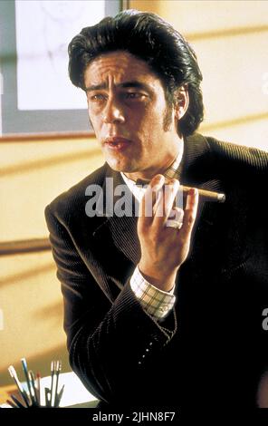 benicio del toro cigarette BENICIO DEL TORO, SNATCH., 2000 Stock Photo