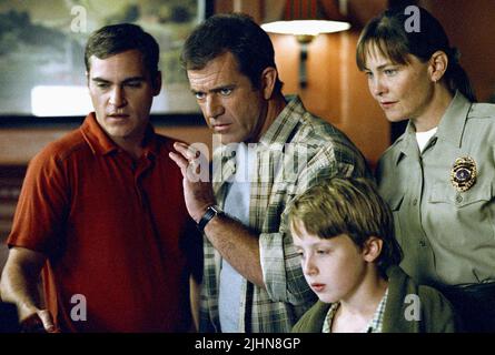 JOAQUIN PHOENIX, MEL GIBSON, RORY CULKIN, CHERRY JONES, SIGNS, 2002 Stock Photo