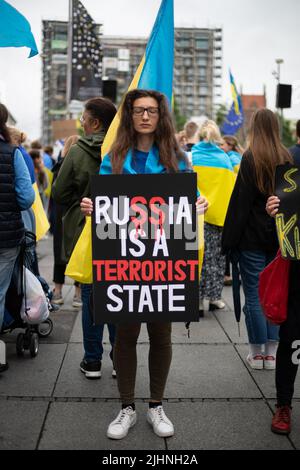 Munich, Germany. 01st July, 2022. Russia is a terrorist state Schild. On July 1st, 2022 about 150 Ukrainians joined a rally in Munich, Germany to demand heavy arms for Ukraine. Among the protestors there were a few supporters of Stepan Bandera and the fascist Azov Battalion. (Photo by Alexander Pohl/Sipa USA) Credit: Sipa USA/Alamy Live News Stock Photo