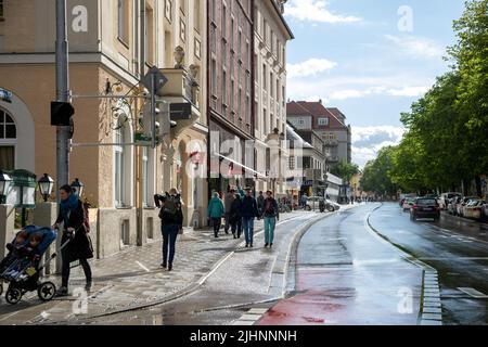 Leben in Neuhausen um den Rotkreuzplatz herum in München am 18.5.2021. Die Inzidenz in München liegt aktuell bei 53, 83. Sollte die Inzidenz dauerhaft unter 50 sinken, so werden weitere Lockerungen möglich. - Life in Neuhausen near the Rotkreuzplatz in Munich, Germany on May 18, 2021. The 7-day-incidence in Munich is 53, 83. If it will fall stabaly under 50 more measures will be loosened. (Photo by Alexander Pohl/Sipa USA) Credit: Sipa USA/Alamy Live News Stock Photo