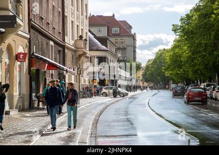 Leben in Neuhausen um den Rotkreuzplatz herum in München am 18.5.2021. Die Inzidenz in München liegt aktuell bei 53, 83. Sollte die Inzidenz dauerhaft unter 50 sinken, so werden weitere Lockerungen möglich. - Life in Neuhausen near the Rotkreuzplatz in Munich, Germany on May 18, 2021. The 7-day-incidence in Munich is 53, 83. If it will fall stabaly under 50 more measures will be loosened. (Photo by Alexander Pohl/Sipa USA) Credit: Sipa USA/Alamy Live News Stock Photo