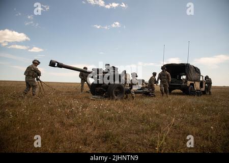 Soldiers assigned to Alpha Battery, 1st Battalion, 320th Field Artillery Regiment “TOP GUNS”, 2nd Brigade Combat Team “STRIKE”, 101st Airborne Division (Air Assault), prepare a M119A3 Howitzer for Elevator Drills as part of Sling Load Operations on July 18, 2022, at Mihail Kogalniceanu, Romania. The Screaming Eagles of today are ready to support our allies in order to preserve the long-lasting stability in Europe that our predecessors fought and died for. (U.S. Army photo by Staff Sgt. Malcolm Cohens-Ashley, 2nd Brigade Combat Team “STRIKE”, Public Affairs.) Stock Photo