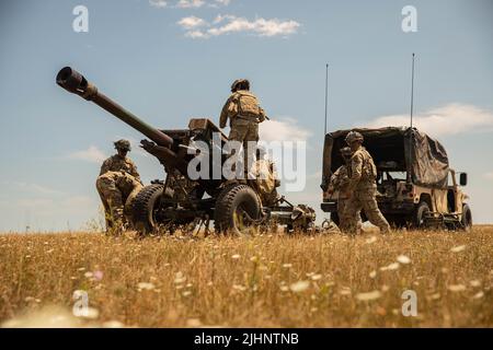 Soldiers assigned to Alpha Battery, 1st Battalion, 320th Field Artillery Regiment “TOP GUNS”, 2nd Brigade Combat Team “STRIKE”, 101st Airborne Division (Air Assault), prepare a M119A3 Howitzer for Elevator Drills as part of Sling Load Operations on July 18, 2022, at Mihail Kogalniceanu, Romania. The Screaming Eagles of today are ready to support our allies in order to preserve the long-lasting stability in Europe that our predecessors fought and died for. (U.S. Army photo by Staff Sgt. Malcolm Cohens-Ashley, 2nd Brigade Combat Team “STRIKE”, Public Affairs.) Stock Photo