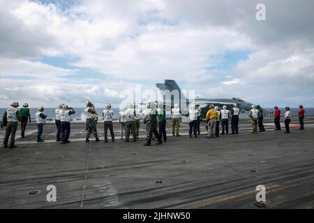 220718-N-MM912-2017 PACIFIC OCEAN (July 18, 2022) Leaders from New Zealand, Belgium, Guatemala, and Fiji observe an F/A-18E Super Hornet, assigned to the “Vigilantes” of Strike Fighter Squadron (VFA) 151, launch from the flight deck of the Nimitz-class aircraft carrier USS Abraham Lincoln (CVN 72) during Rim of the Pacific (RIMPAC) 2022. Twenty-six nations, 38 ships, four submarines, more than 170 aircraft and 25,000 personnel are participating in RIMPAC from June 29 to Aug. 4 in and around the Hawaiian Islands and Southern California. The world’s largest international maritime exercise, RIMPA Stock Photo