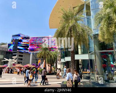 Bangkok, Thailand. 06th Mar, 2022. People in front of the Siam Paragon shopping mall in Bangkok. Nothing is better for refreshment than the wonderfully cool shopping malls, a real institution in the pulsating metropolis. Credit: Carola Frentzen/dpa/Alamy Live News Stock Photo