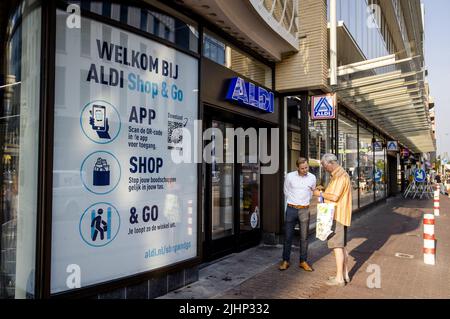 2022-07-20 07:54:38 UTRECHT - One of the first customers is helped with installing the app at the first app-only Aldi in Utrecht. The checkout-free Aldi Shop&Go is the first app-only Aldi on the European mainland. The store is similar in many ways to the checkout-free Amazon Go stores in the US. ANP SEM VAN DER WAL netherlands out - belgium out Stock Photo