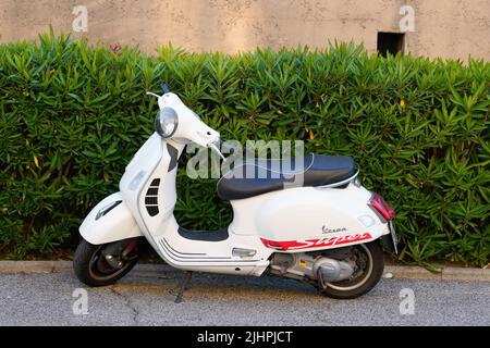 Bordeaux , Aquitaine France - 12 02 2023 : Vespa casco vintage italiano  marchio testo e logo segno per scooter neo-retro moderno prodotto da  Piaggio Foto stock - Alamy