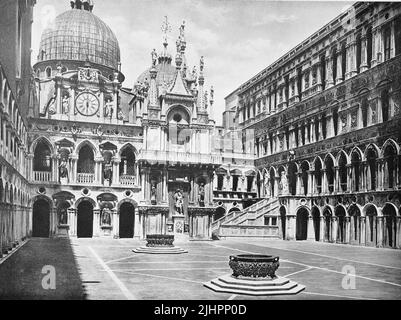 Historisches Foto (ca 1880) des Innenhofs des Dogenpalastes, gegenüber der Basilika San Marco, Venedig, Venedig, Italien  /  Historical photo of Courtyard of the Doge's Palace, facing the San Marco basilica, Venice, Venezia, Italy, Historisch, digital restaurierte Reproduktion einer Originalvorlage aus dem 19. Jahrhundert, genaues Originaldatum nicht bekannt, Stock Photo