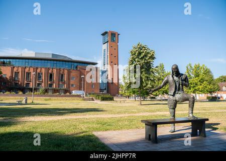 General view of the Royal Shakespeare Company (RSC) theatre with a statue of William Shakespeare in the foreground in Stratford-upon-Avon, England Stock Photo