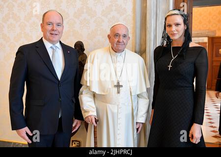 Italy, Rome, Vatican, 2022/07/20 Pope Francis meets Prince Albert II of Monaco and his wife Princess Charlene during a private audience at the Vatican.. Photograph by Vatican Mediia / Catholic Press Photo / Hans Lucas. RESTRICTED TO EDITORIAL USE - NO MARKETING - NO ADVERTISING CAMPAIGNS. Stock Photo