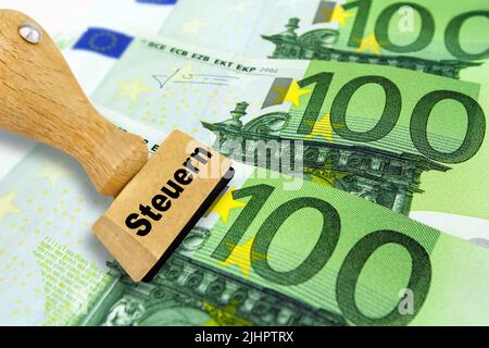 Energie und Finanzen 300 Euro und Deutscher Stempel mit Steuern Stock Photo