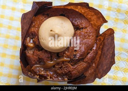 https://l450v.alamy.com/450v/2jhr0jm/sticky-toffee-muffin-fresh-from-ms-in-store-bakery-on-yellow-and-white-checked-serviette-2jhr0jm.jpg