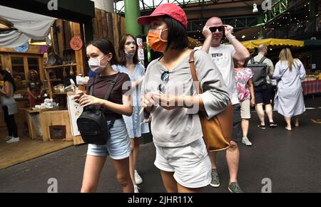 London, England, UK. Borough Market, Southwark. People wearing facemasks, July 2022 Stock Photo