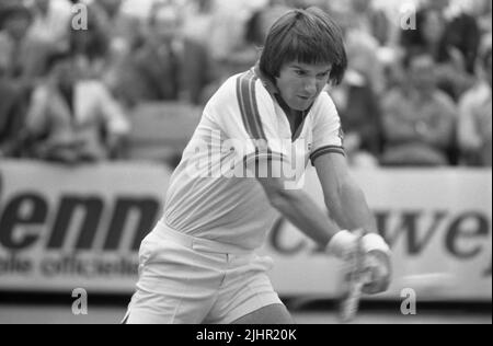 The American tennis player Jimmy Connors, attending the men's singles semi-final of the French Open (vs Paraguayan Victor Pecci). Paris, Roland-Garros stadium, June 1979 Stock Photo