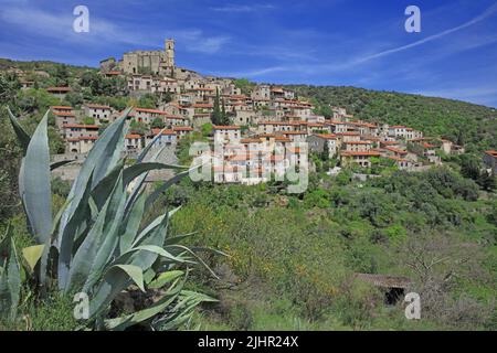 France, Pyrénées-Orientales (66) Eus, village labellisé, vue générale / France, Pyrénées-Orientales Eus, labeled village, general view Stock Photo