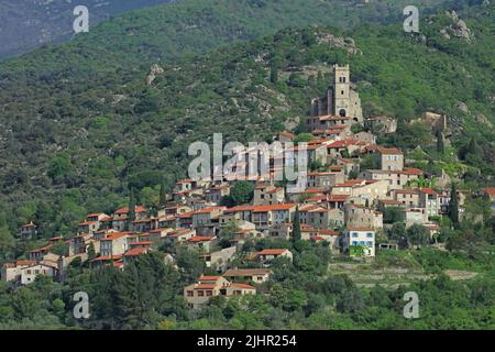 France, Pyrénées-Orientales (66) Eus, village labellisé, vue générale / France, Pyrénées-Orientales Eus, labeled village, general view Stock Photo