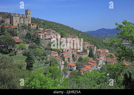 France, Pyrénées-Orientales (66) Eus, village labellisé, vue générale / France, Pyrénées-Orientales Eus, labeled village, general view Stock Photo