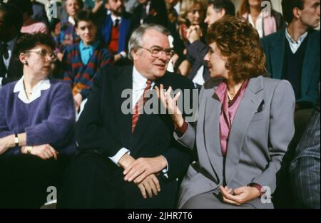 French socialist statesman Pierre Mauroy and Edith Cresson, French stateswoman, on the set of the political television programme 'L'Heure de Vérité', devoted to Michel Rocard. December 3, 1986 Stock Photo