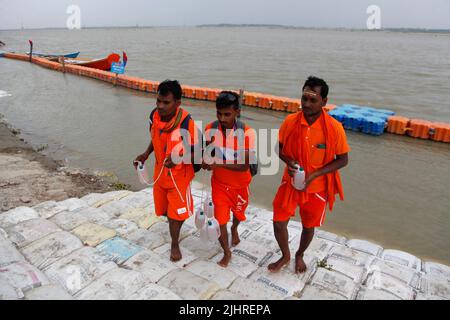Prayagraj, India. 20/07/2022, Hindu devotees of Lord Shiva 'Kanwariya' walks at the bank of river Ganges as they arrive to collect water from the Ganges Rriver, during the annual Kanwar yatra in the holy month of Shravan, in Prayagraj, India. Shravan is considered the holiest month in the Hindu calendar with many religious festivals and ceremonies. Credit: Anil Shakya/Alamy Live News Stock Photo