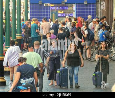 Glasgow, Scotland, UK  July 20th 2022. UK  Weather: Cancelled trains to london saw long queues for buses outside central station.   Sunny as the weather hotted up and the locals  saw “taps aff” or tops off weather in the city centre as people get used to the heat and enjoy the streets Credit Gerard Ferry/Alamy Live News Stock Photo