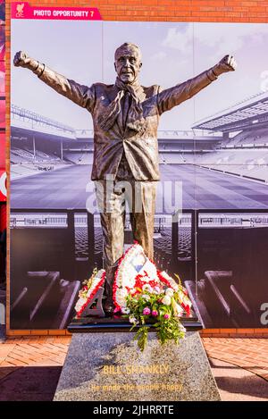 The statue of Bill Shankly, Liverpool Football Club manager 1959-1974, erected in 1997, outside the Kop at Anfield. Anfield, Liverpool, Merseyside, La Stock Photo