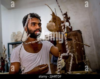 An artist or sculptor working on a clay piece at an arts college Stock Photo