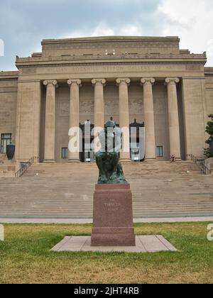 Kansas City, Missouri July 16, 2022 - The Nelson-Atkins Museum of Art - Rodin's Thinker Sculpture Stock Photo