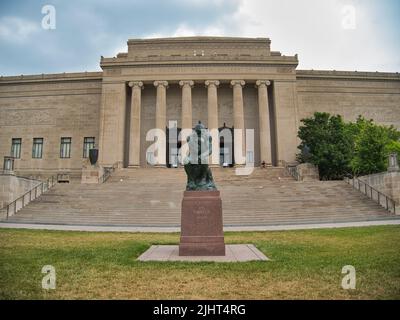 Kansas City, Missouri July 16, 2022 - The Nelson-Atkins Museum of Art - Rodin's Thinker Sculpture Stock Photo