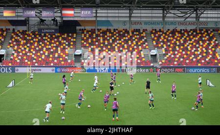 London, UK. 20th July, 2022. Soccer: national team, women, European Championship 2022, before the quarterfinal Germany vs. Austria, final training Germany, Brentford Community Stadium. Germany's players train. Credit: Sebastian Gollnow/dpa/Alamy Live News Stock Photo