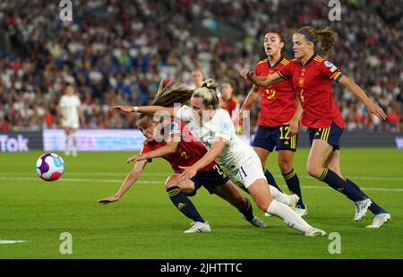 England's Lauren Hemp (centre) goes to ground in the penalty area under pressure from Spain's Ona Batlle (left) during the UEFA Women's Euro 2022 Quarter Final match at the Brighton & Hove Community Stadium. Picture date: Wednesday July 20, 2022. Stock Photo