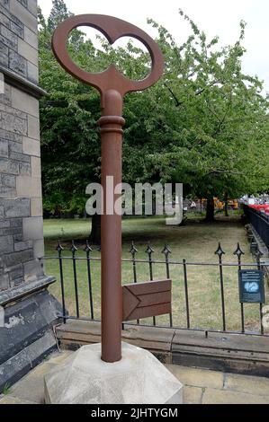 EDINBURGH, SCOTLAND - 12 JULY 2022: The Awda key sculpture outside Edinburgh's Episcopal Cathedral represents the keys to the homes of Palestinian reu Stock Photo