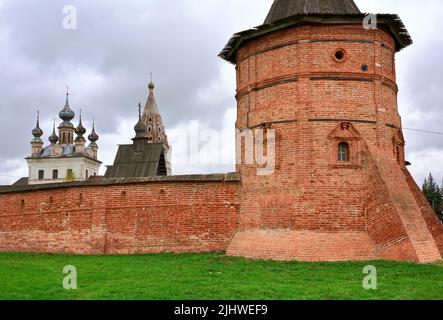 Brick Kremlin in the old town. Fortress tower, domes of the Archangel Michael Cathedral, architecture of the XVI-XVIII centuries. Yuryev-Polsky, Russi Stock Photo